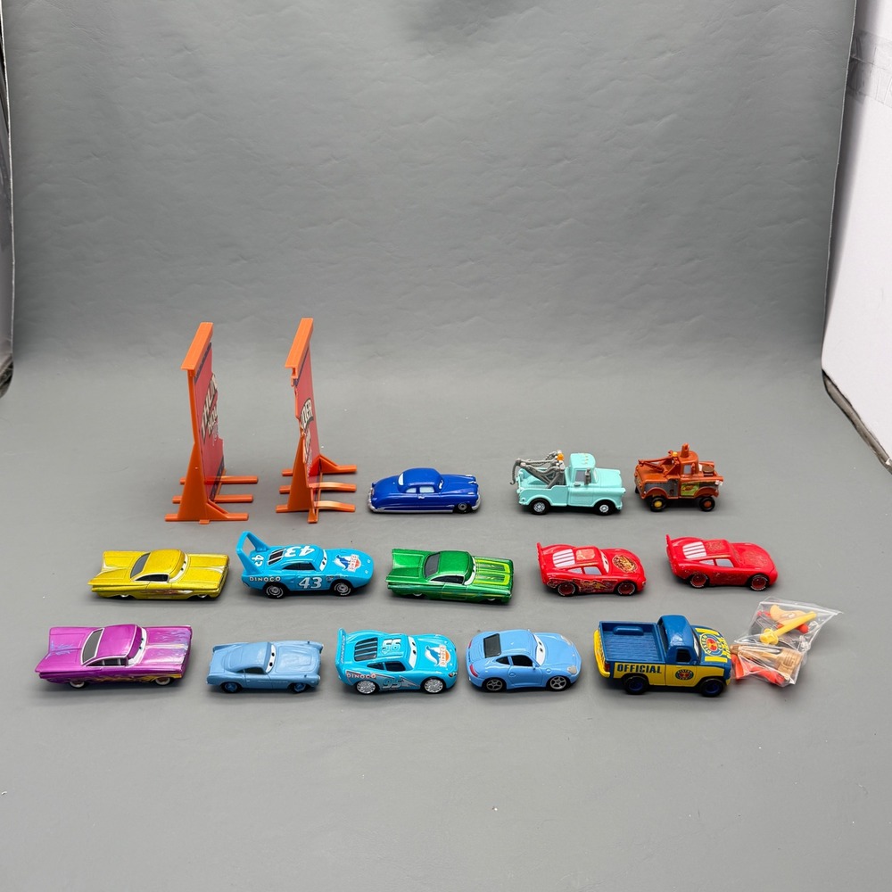 Disney Pixar Cars Diecast Plastic Lot Thunder Hollow Raceway Accessories - Picture 4 of 13